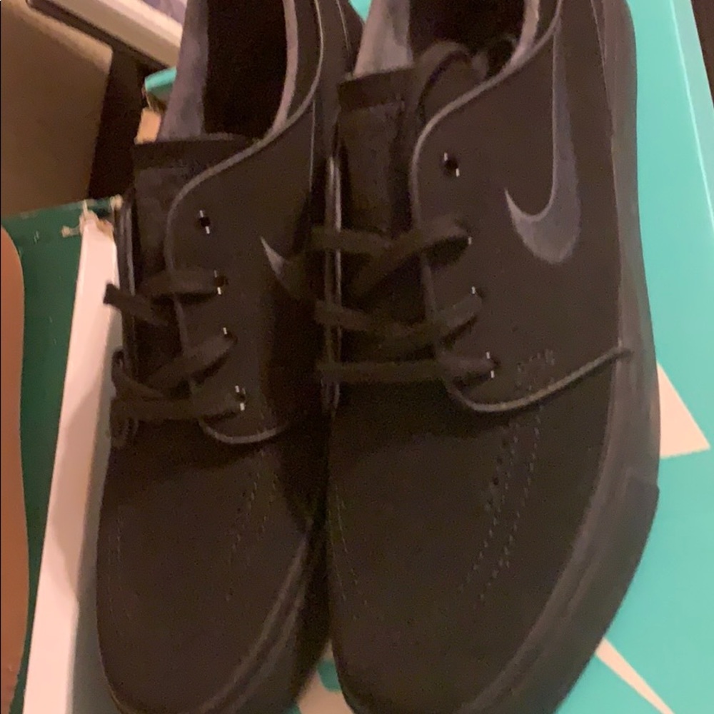Black nike shoes